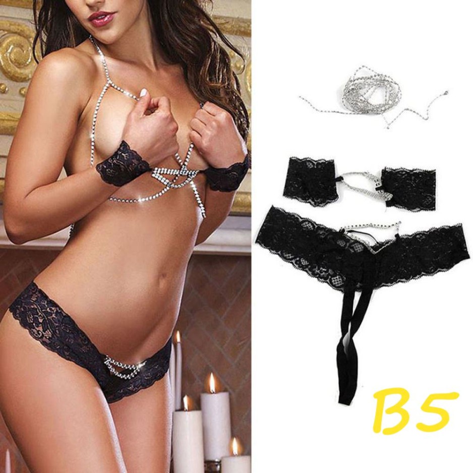 modella con sexy perizoma e reggiseno di strass in vendita al sexy shop automatico di Aulla Capriccio24