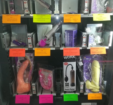 sexy shop aulla - la vetrina della macchina vibratori