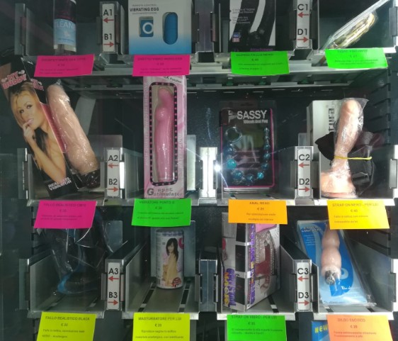 vetrina dei vibratori del sexy shop ad aulla Capriccio24
